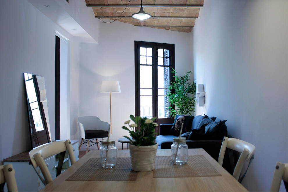 Diseño de comedor actual pequeño abierto con paredes blancas y suelo de madera en tonos medios