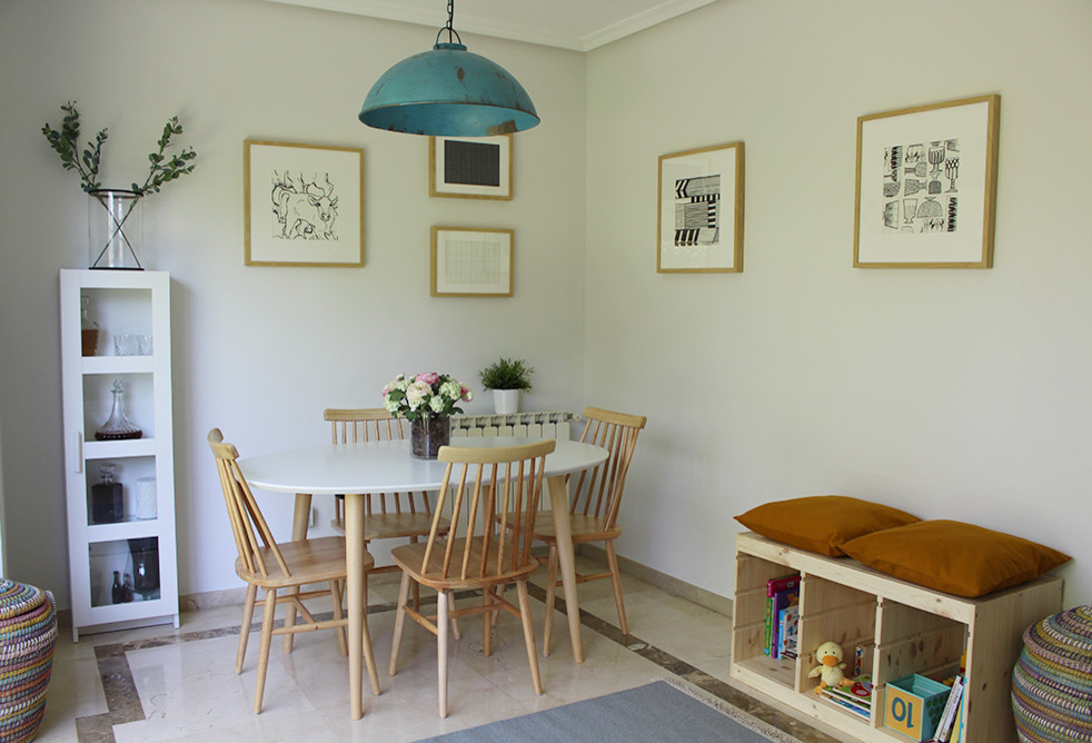 Inredning av en minimalistisk liten matplats med öppen planlösning, med grå väggar, marmorgolv och beiget golv