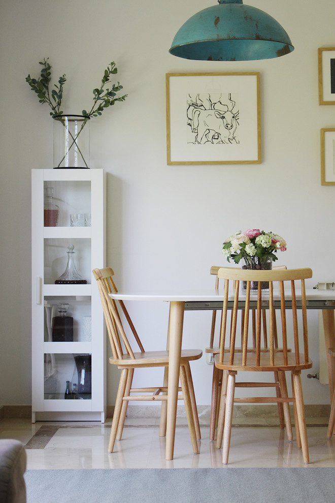 Пример оригинального дизайна: маленькая отдельная столовая в скандинавском стиле с серыми стенами, мраморным полом и бежевым полом для на участке и в саду