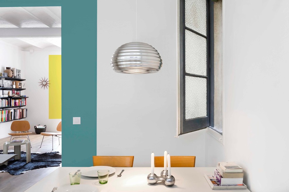 Offenes, Mittelgroßes Modernes Esszimmer ohne Kamin mit weißer Wandfarbe in Barcelona