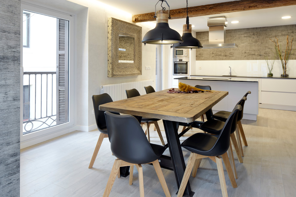 Mittelgroße Moderne Wohnküche ohne Kamin mit weißer Wandfarbe und hellem Holzboden in Sonstige