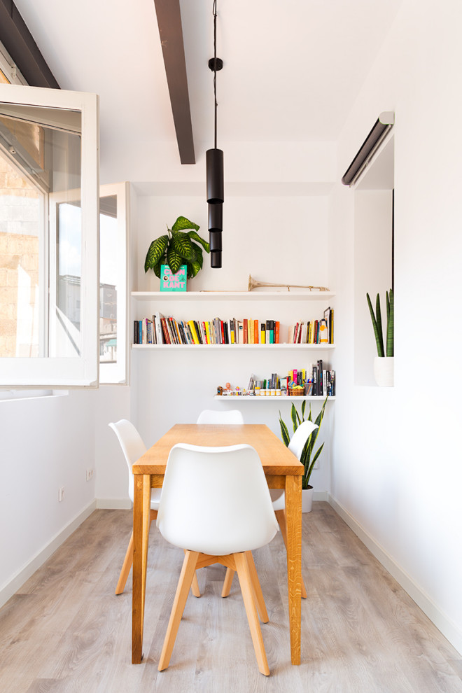 Immagine di una sala da pranzo minimal con pareti bianche, parquet chiaro e pavimento beige