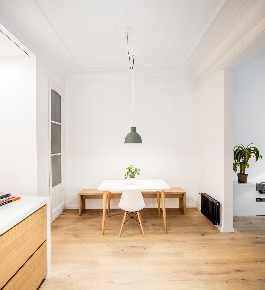 Imagen de comedor escandinavo de tamaño medio abierto con paredes blancas y suelo de madera en tonos medios