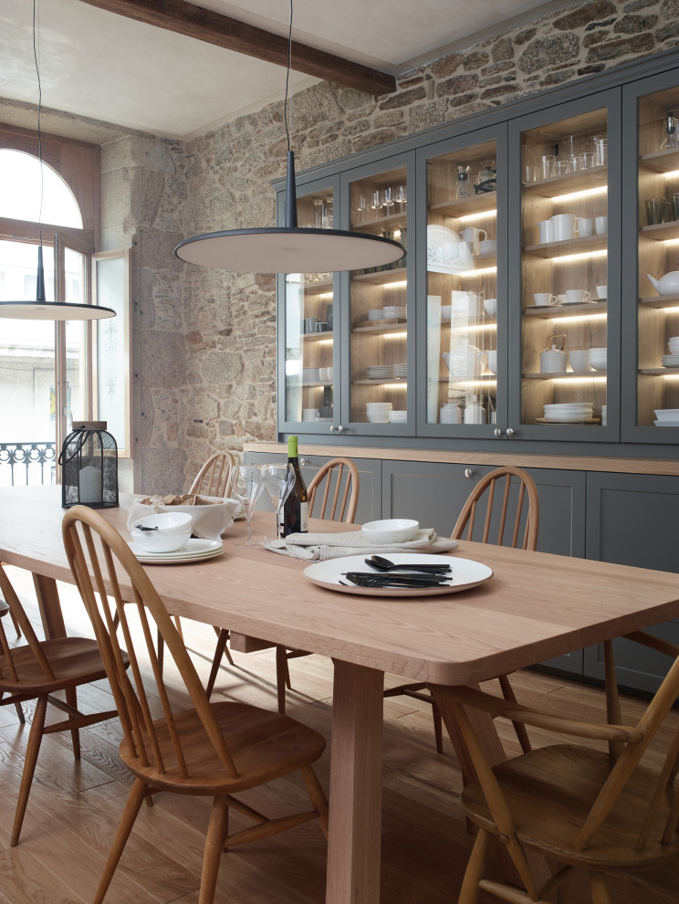Diseño de comedor tradicional renovado grande con paredes grises, suelo de madera en tonos medios y suelo beige