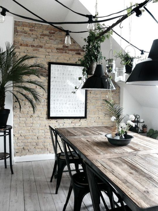 Свежая идея для дизайна: гостиная-столовая среднего размера в скандинавском стиле с белыми стенами и светлым паркетным полом без камина - отличное фото интерьера