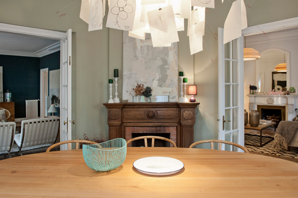 Imagen de comedor clásico renovado de tamaño medio cerrado con paredes verdes y suelo de madera en tonos medios