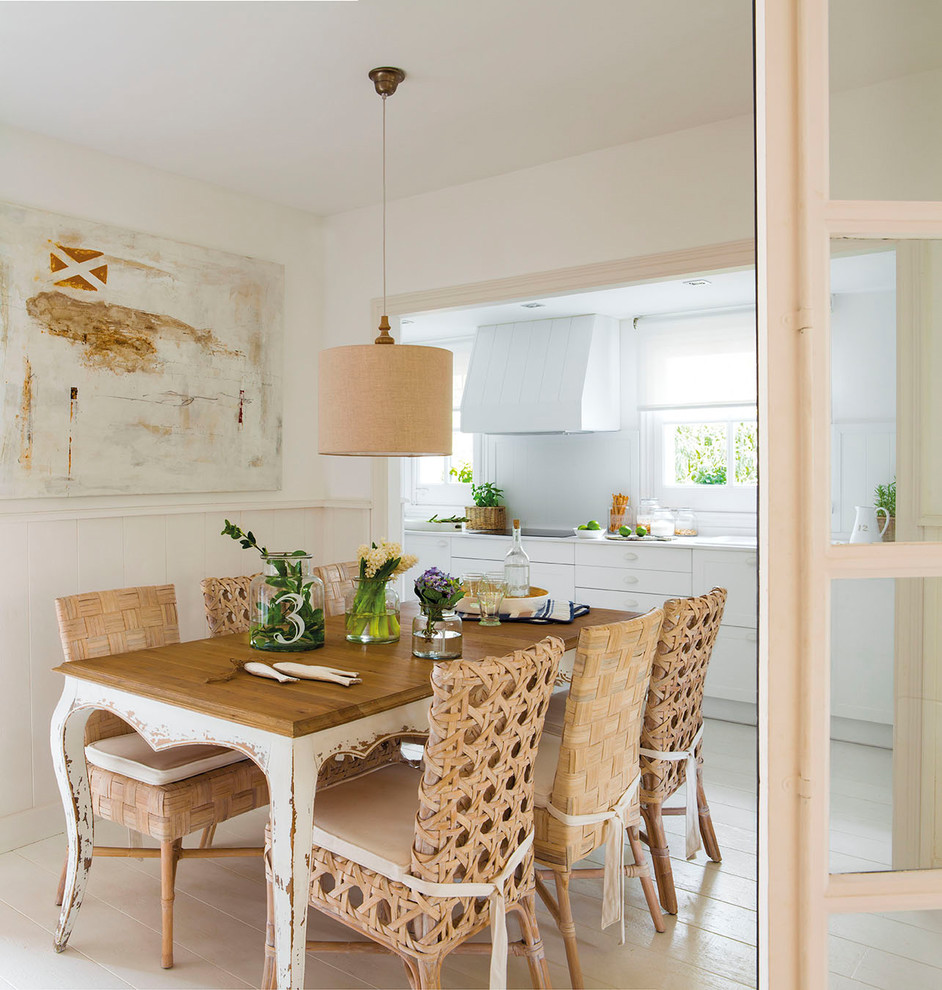 Свежая идея для дизайна: кухня-столовая среднего размера в морском стиле с бежевыми стенами, светлым паркетным полом и бежевым полом - отличное фото интерьера