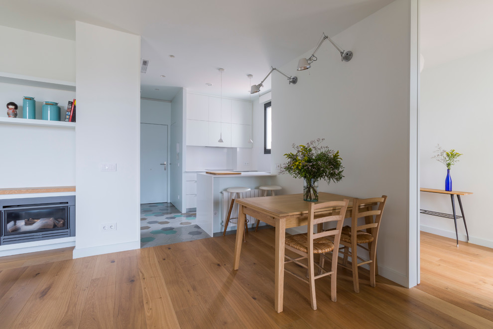 Idéer för en mellanstor minimalistisk matplats med öppen planlösning, med vita väggar och mellanmörkt trägolv