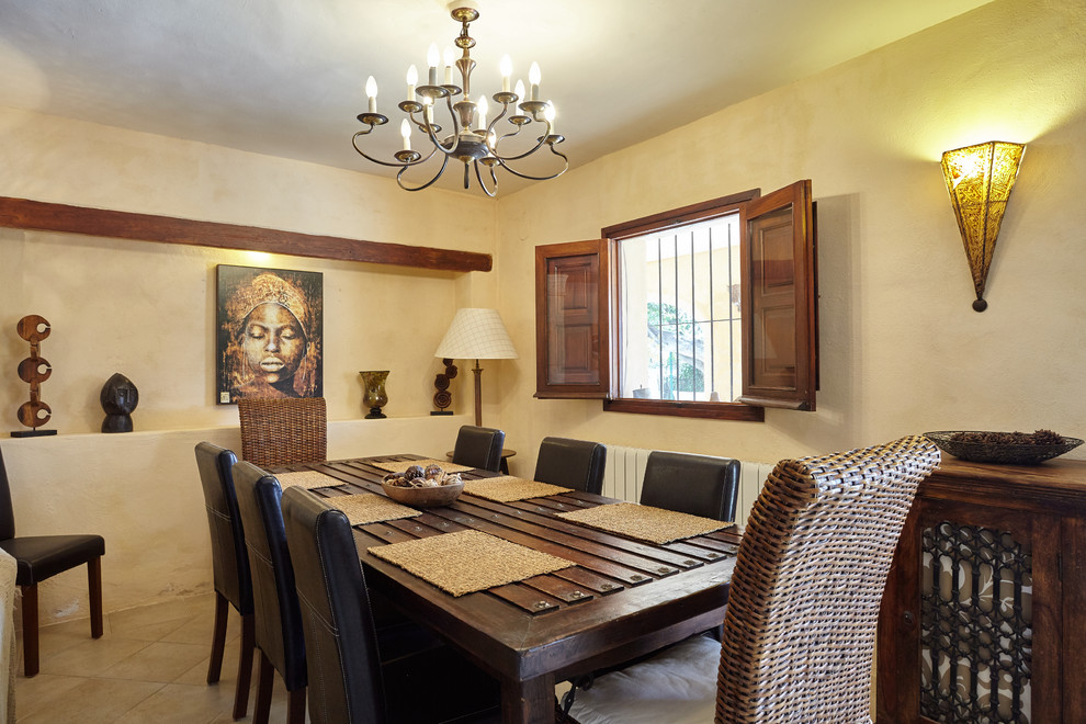 Exemple d'une salle à manger méditerranéenne fermée avec un mur beige, aucune cheminée et un sol beige.
