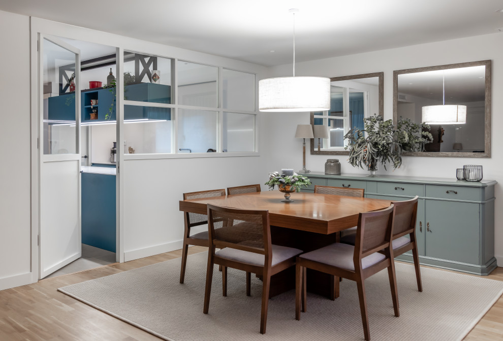 Idee per una sala da pranzo aperta verso la cucina contemporanea di medie dimensioni con pareti bianche e pavimento beige