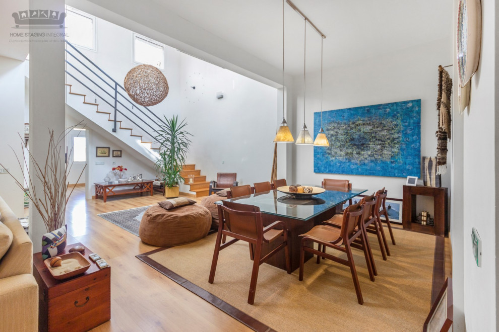Esempio di un'ampia sala da pranzo aperta verso il soggiorno moderna con pareti bianche, pavimento in legno massello medio e pavimento marrone