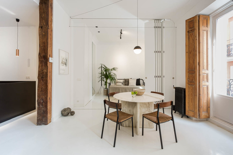 Esempio di una sala da pranzo aperta verso il soggiorno minimal di medie dimensioni con nessun camino e pavimento bianco