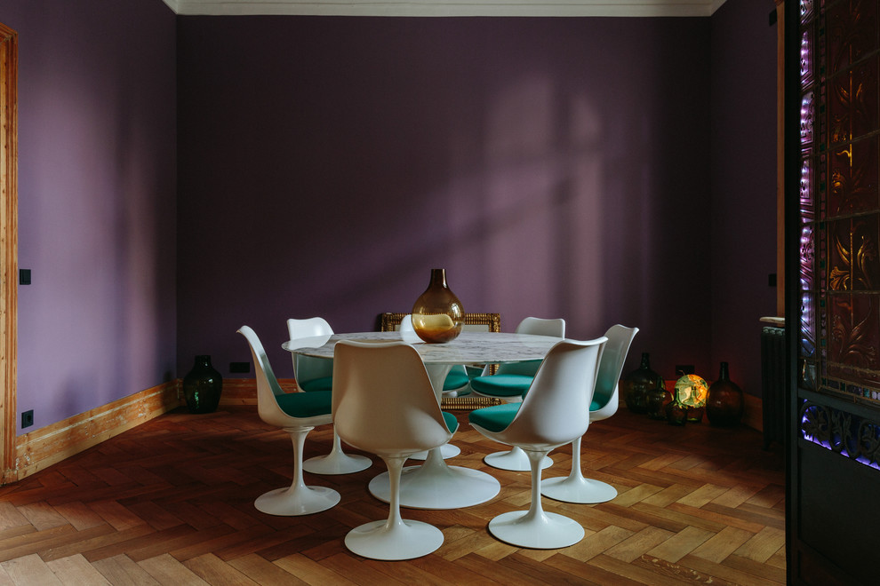 Foto de comedor contemporáneo con paredes púrpuras, suelo de madera en tonos medios y suelo marrón