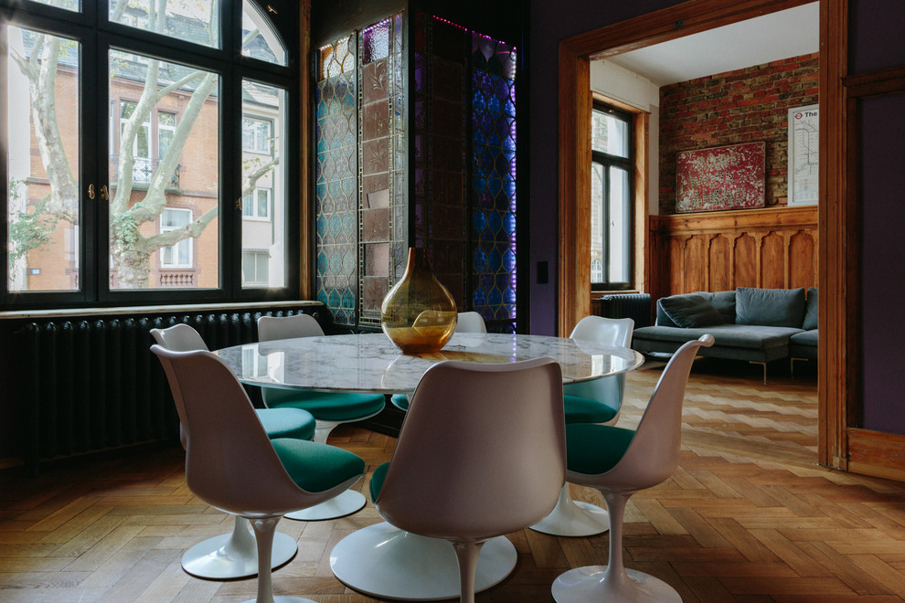 На фото: столовая в современном стиле с фиолетовыми стенами, паркетным полом среднего тона и коричневым полом