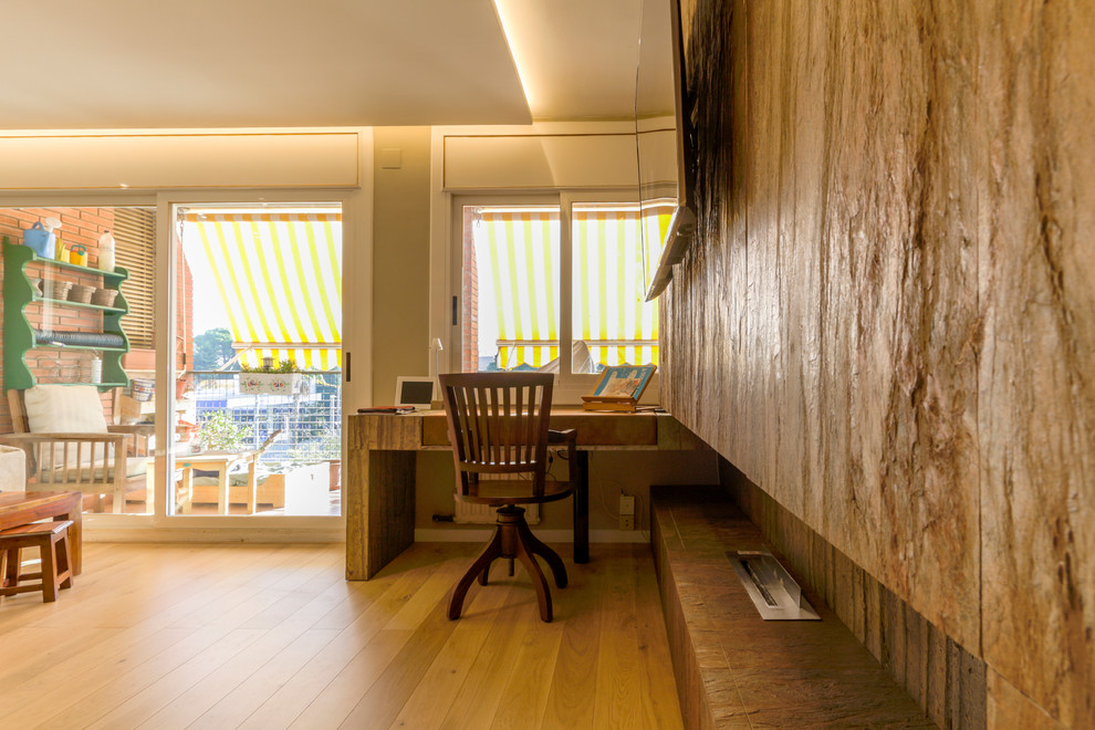 Exemple d'une salle à manger exotique fermée et de taille moyenne avec un mur gris, parquet clair, une cheminée ribbon et un sol blanc.