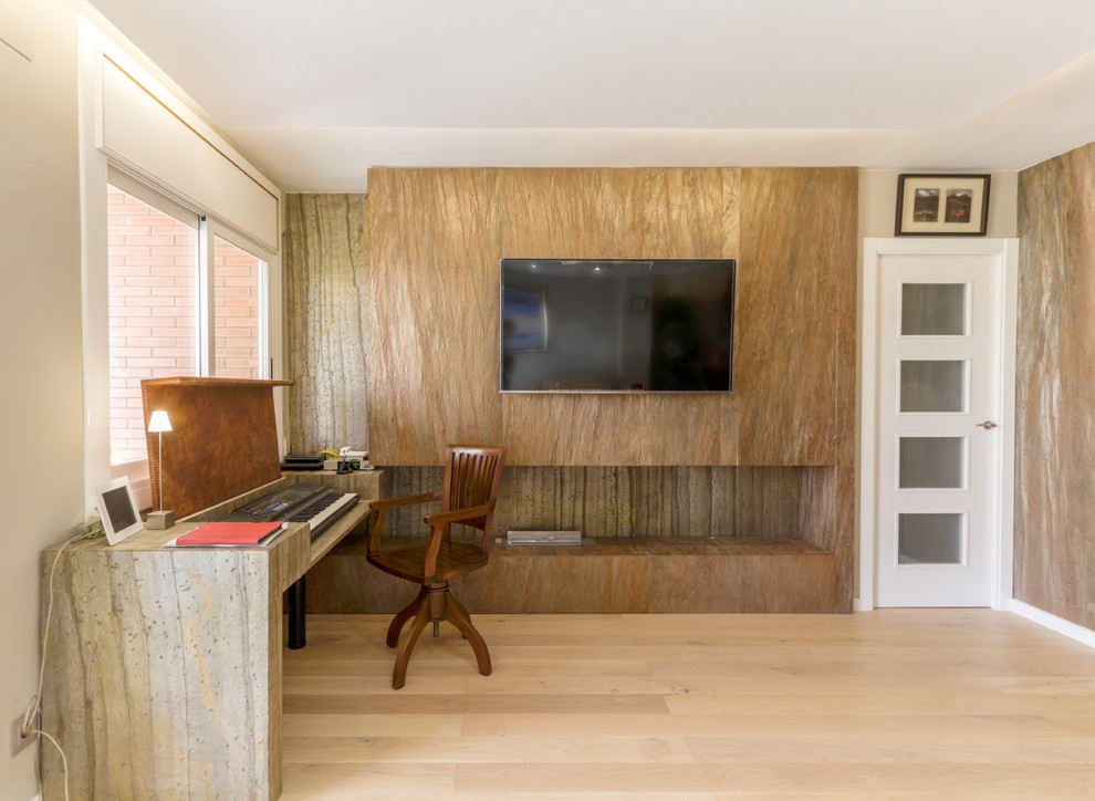 Imagen de comedor exótico de tamaño medio cerrado con paredes grises, suelo de madera clara, chimenea lineal y suelo blanco