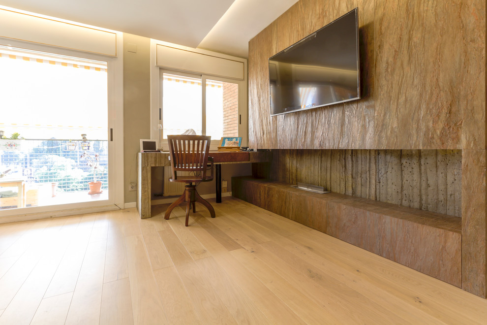 Geschlossenes, Mittelgroßes Esszimmer mit grauer Wandfarbe, hellem Holzboden, Gaskamin und weißem Boden in Barcelona