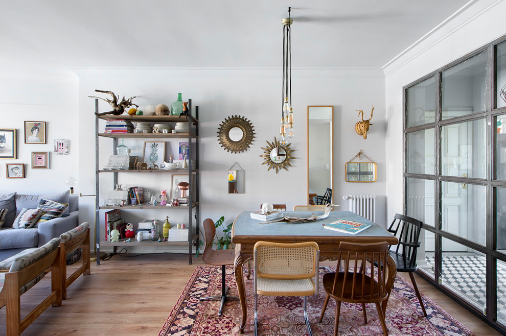 Ispirazione per una sala da pranzo aperta verso il soggiorno bohémian con pareti bianche, parquet chiaro e pavimento marrone