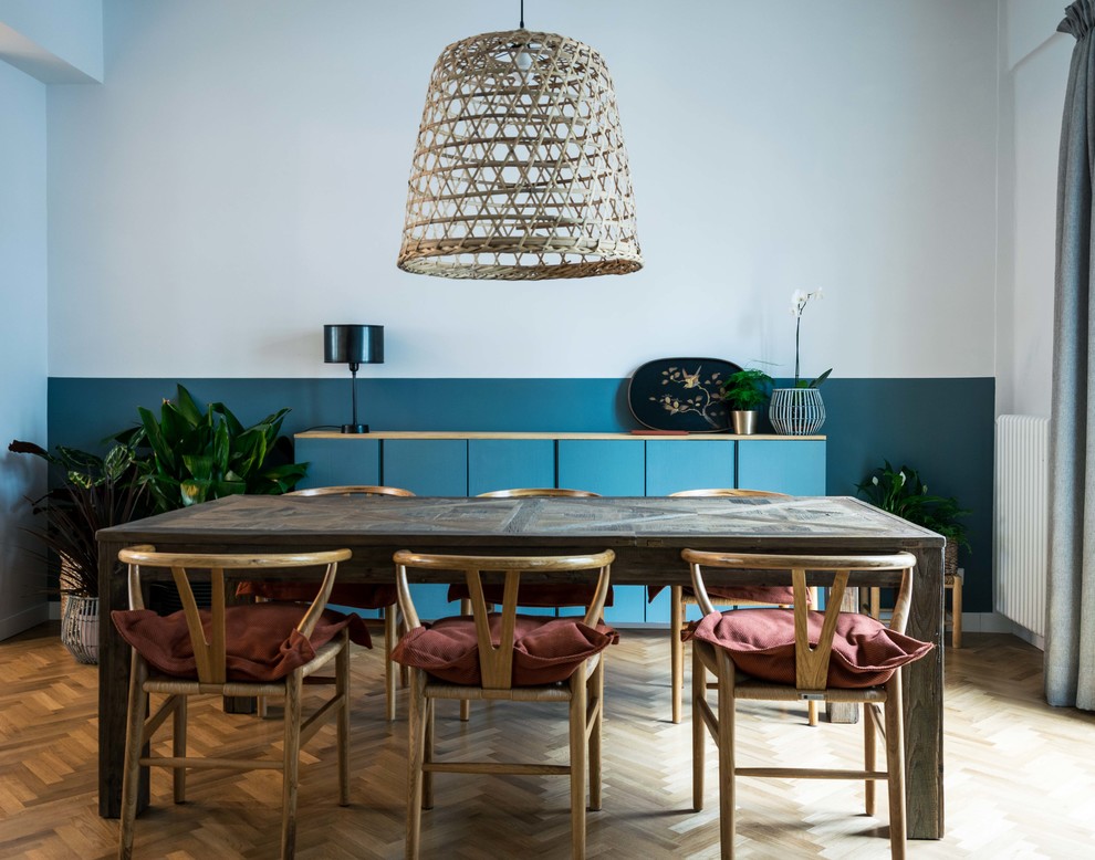 Foto de comedor tradicional renovado grande abierto con paredes azules y suelo de madera en tonos medios