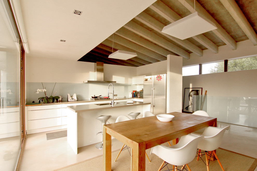 Foto de comedor de cocina actual de tamaño medio sin chimenea con paredes blancas