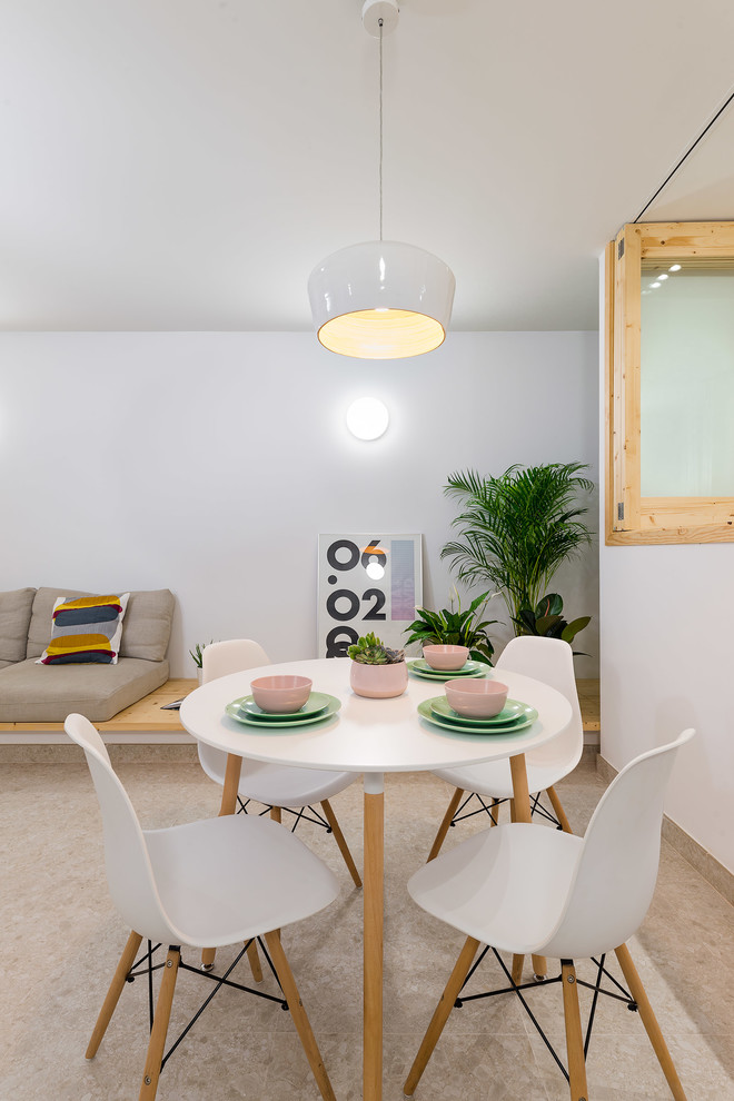Diseño de comedor nórdico abierto con paredes blancas y suelo beige