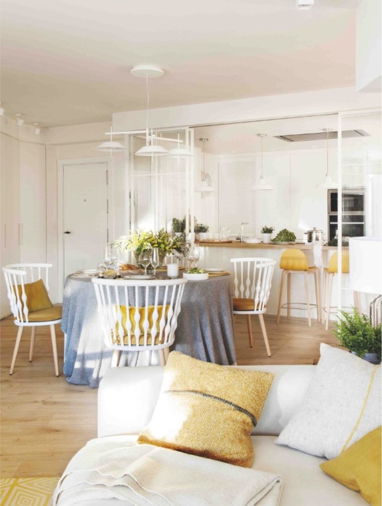 Aménagement d'une grande salle à manger ouverte sur la cuisine classique avec un mur blanc, sol en stratifié, aucune cheminée et un sol marron.