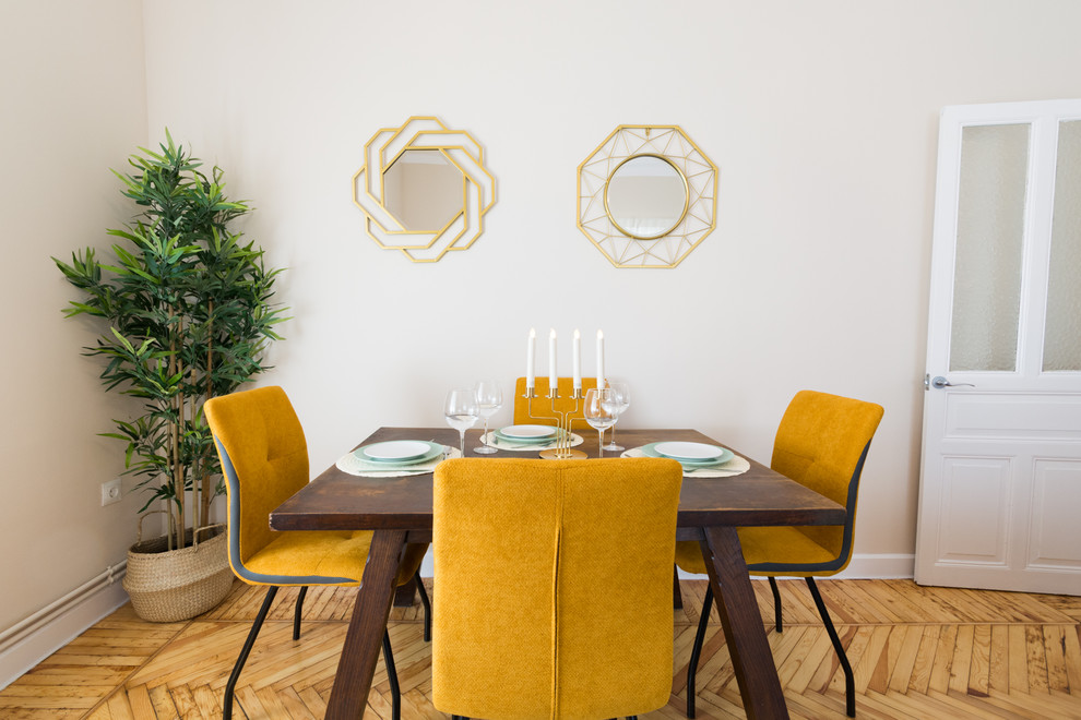 Esempio di una sala da pranzo contemporanea con pareti beige, parquet chiaro e pavimento beige