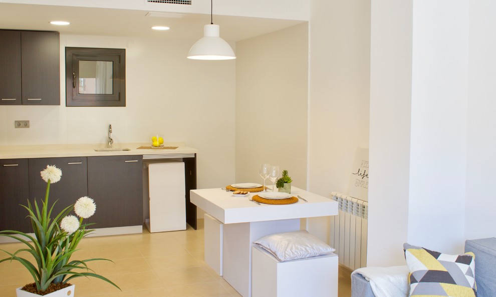 Modelo de comedor de cocina minimalista de tamaño medio con paredes blancas, suelo de baldosas de cerámica y suelo beige