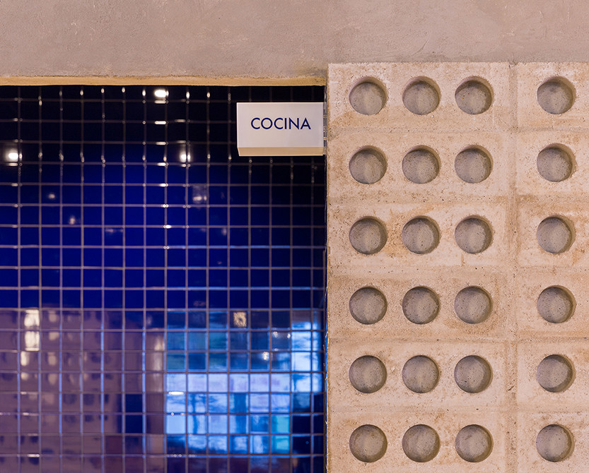 バレンシアにあるコンテンポラリースタイルのおしゃれなダイニング (グレーの壁、コンクリートの床、グレーの床) の写真