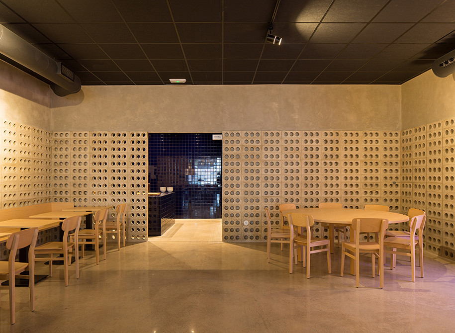 Bild på en funkis matplats, med grå väggar, betonggolv och grått golv