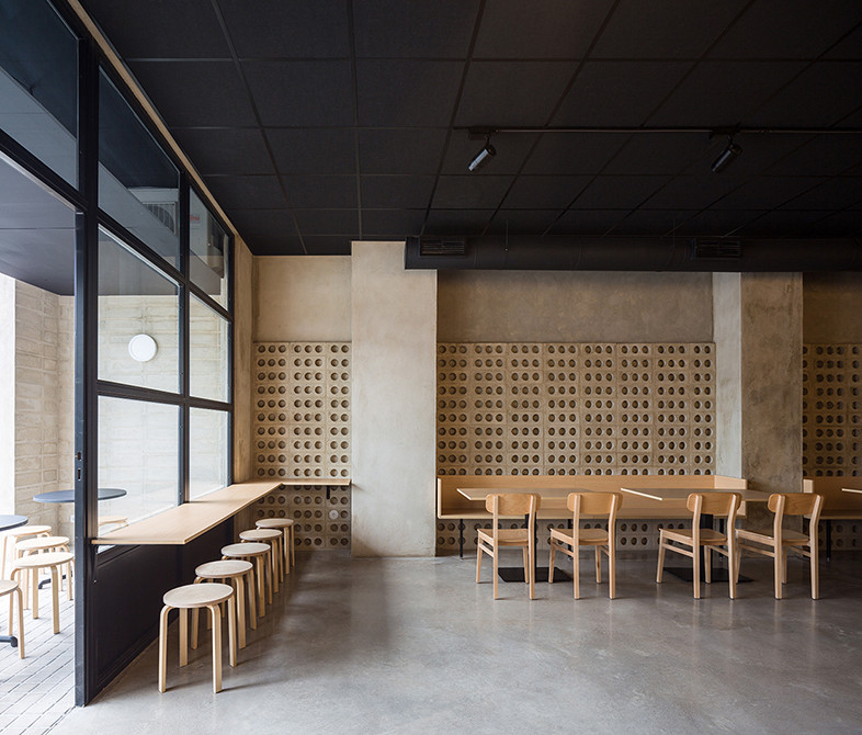 Diseño de comedor contemporáneo con paredes grises, suelo de cemento y suelo gris
