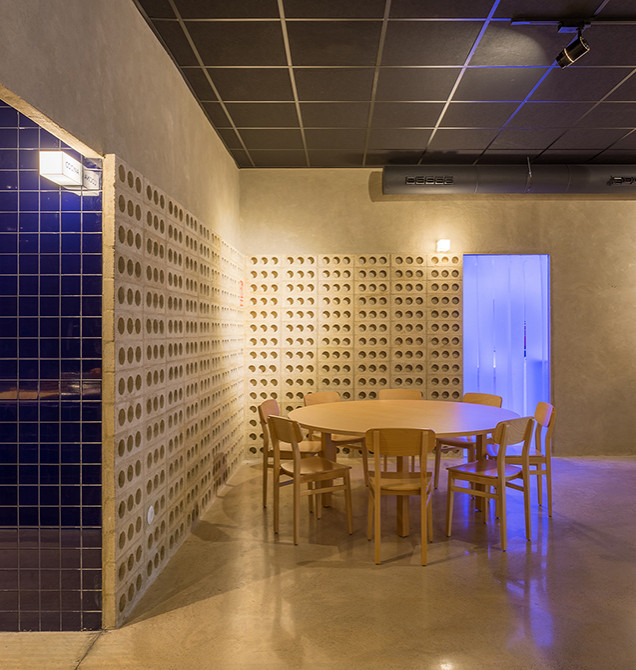 Esempio di una sala da pranzo design con pareti grigie, pavimento in cemento e pavimento grigio