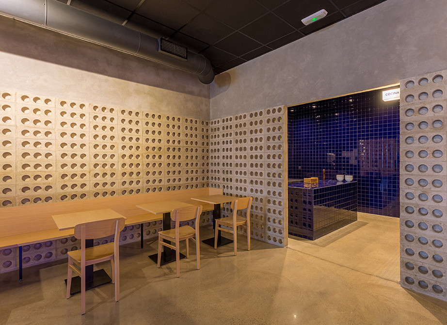 Idee per una sala da pranzo contemporanea con pareti grigie, pavimento in cemento e pavimento grigio