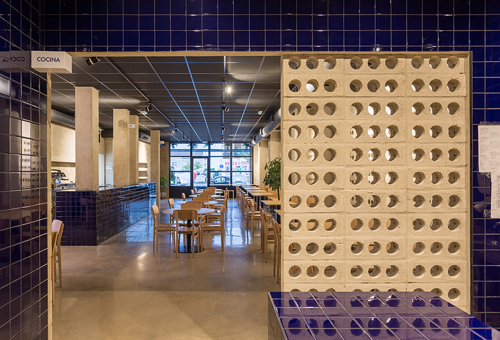 Idée de décoration pour une salle à manger design avec un mur gris, sol en béton ciré et un sol gris.