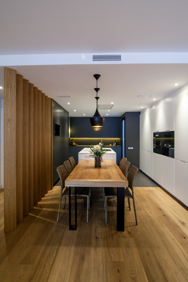 Dining room - contemporary dining room idea in Barcelona