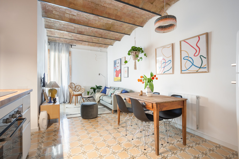 Источник вдохновения для домашнего уюта: маленькая кухня-столовая в средиземноморском стиле с белыми стенами и желтым полом для на участке и в саду