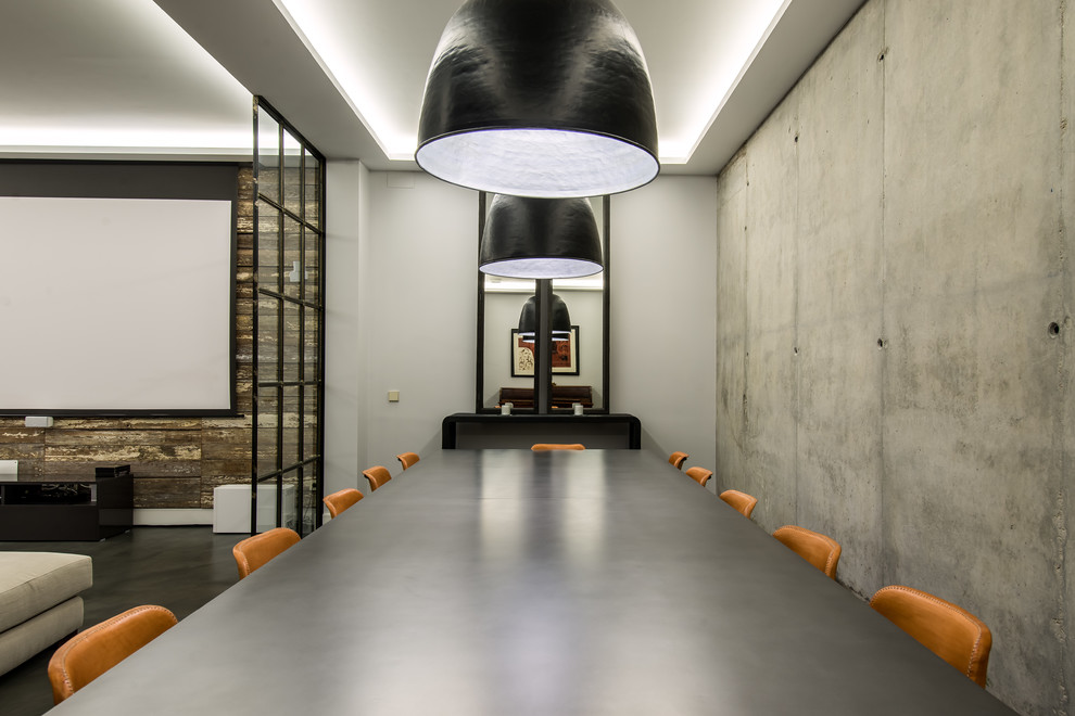 Идея дизайна: большая отдельная столовая в стиле лофт с серыми стенами без камина
