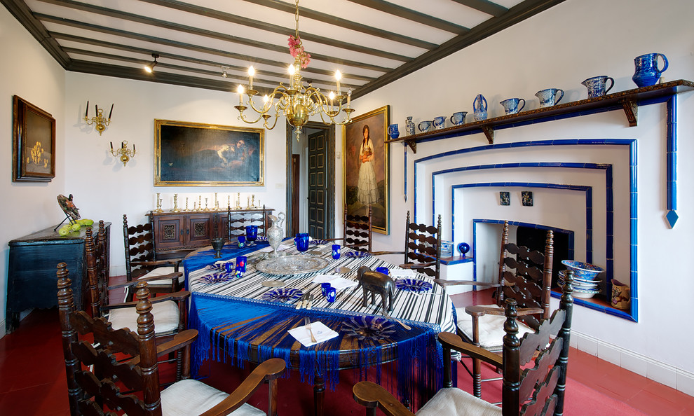 Esempio di una grande sala da pranzo mediterranea chiusa con pareti bianche, camino classico e cornice del camino piastrellata