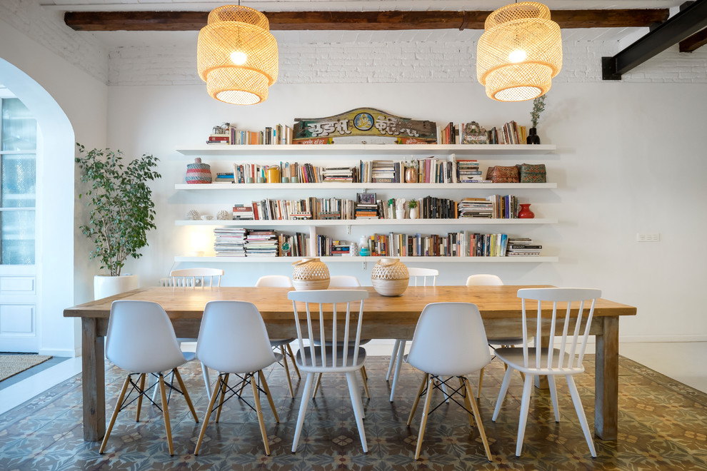 Immagine di una sala da pranzo aperta verso il soggiorno mediterranea con pareti bianche, pavimento con piastrelle in ceramica e pavimento multicolore