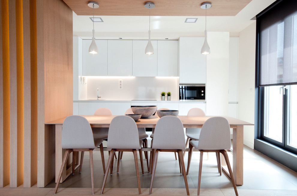 Mittelgroße Moderne Wohnküche ohne Kamin mit weißer Wandfarbe in Madrid