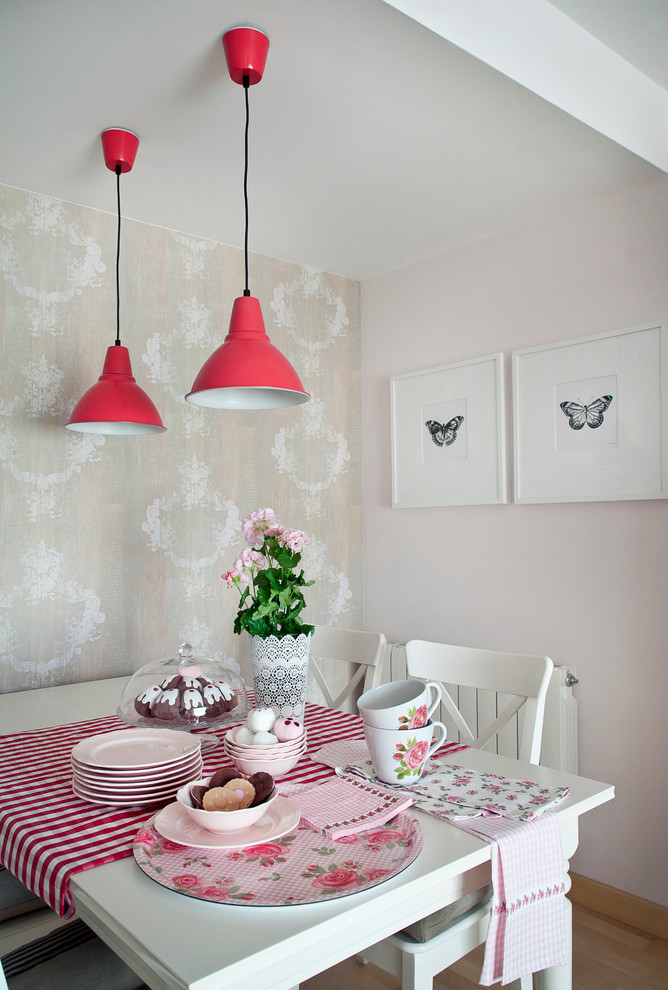 Mittelgroßes Shabby-Chic Esszimmer ohne Kamin mit rosa Wandfarbe und hellem Holzboden in Sonstige