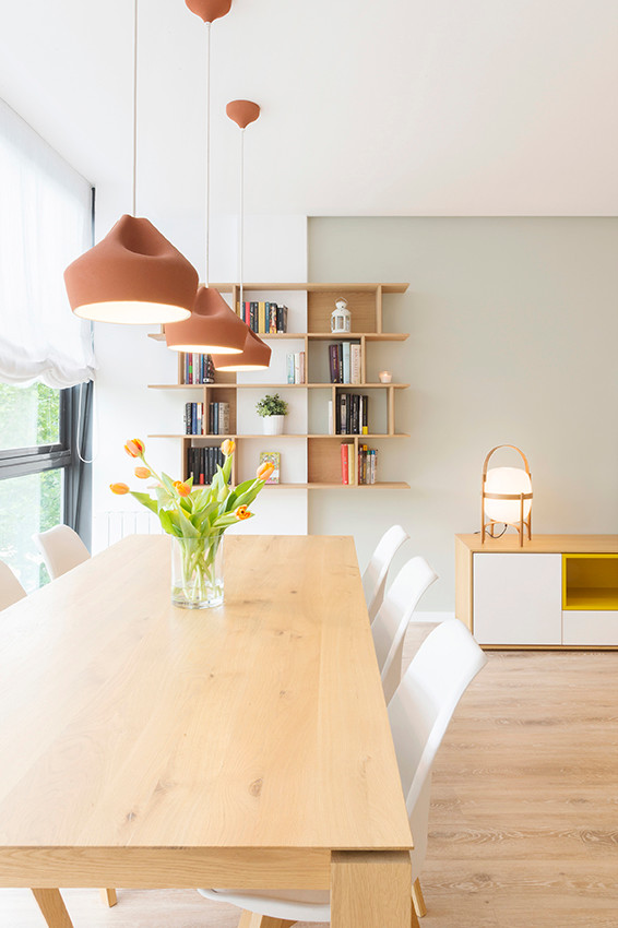 Источник вдохновения для домашнего уюта: гостиная-столовая среднего размера в скандинавском стиле с зелеными стенами и паркетным полом среднего тона без камина