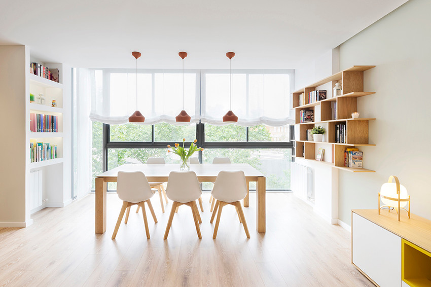 Idée de décoration pour une salle à manger ouverte sur le salon nordique de taille moyenne avec un mur multicolore, un sol en bois brun et aucune cheminée.