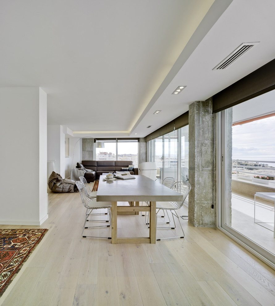 Свежая идея для дизайна: большая гостиная-столовая в морском стиле с белыми стенами и светлым паркетным полом без камина - отличное фото интерьера