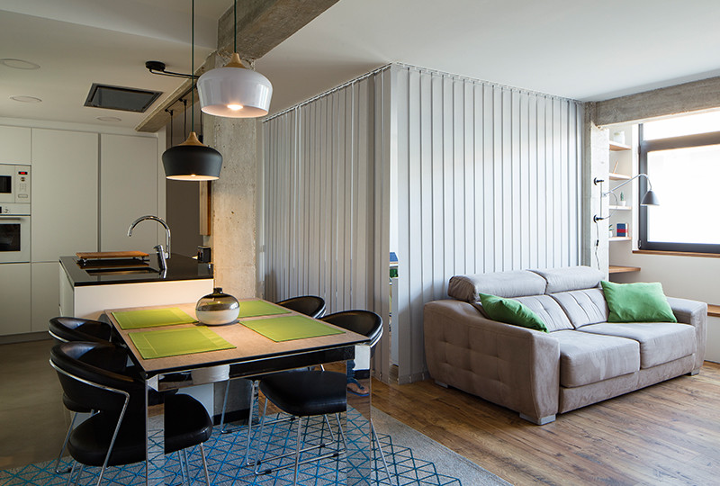 Idée de décoration pour une petite salle à manger ouverte sur le salon minimaliste avec un mur blanc et un sol en carrelage de céramique.