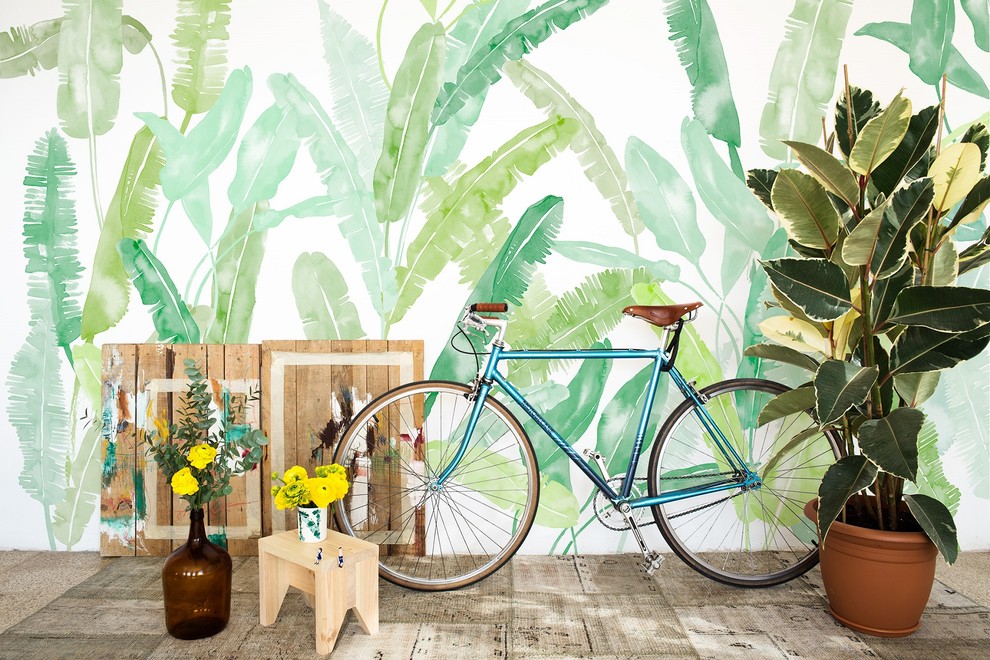 Imagen de comedor tropical de tamaño medio abierto con paredes multicolor y suelo de madera en tonos medios