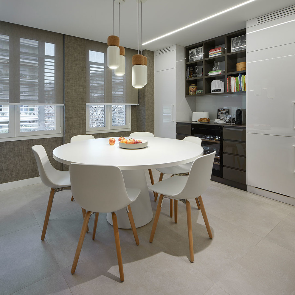 Esempio di una sala da pranzo aperta verso la cucina design con pareti grigie e pavimento grigio