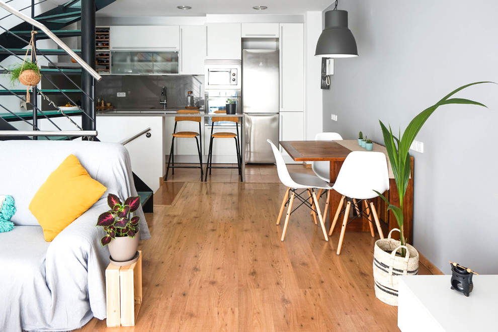 Idee per una piccola sala da pranzo aperta verso il soggiorno nordica con pareti grigie, pavimento in laminato e pavimento beige