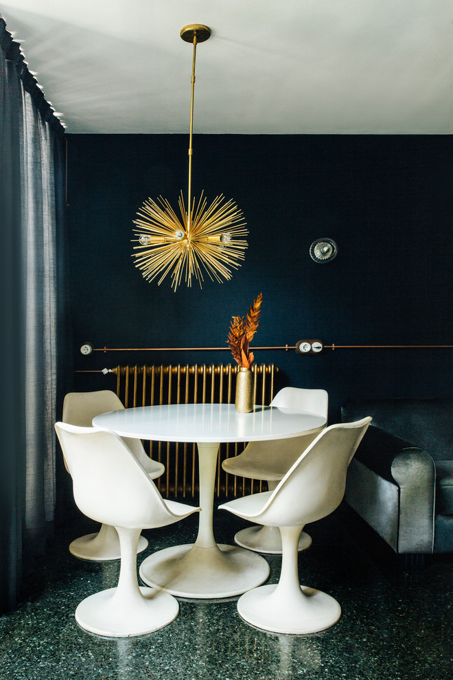 Esempio di una sala da pranzo contemporanea con pareti blu e pavimento nero