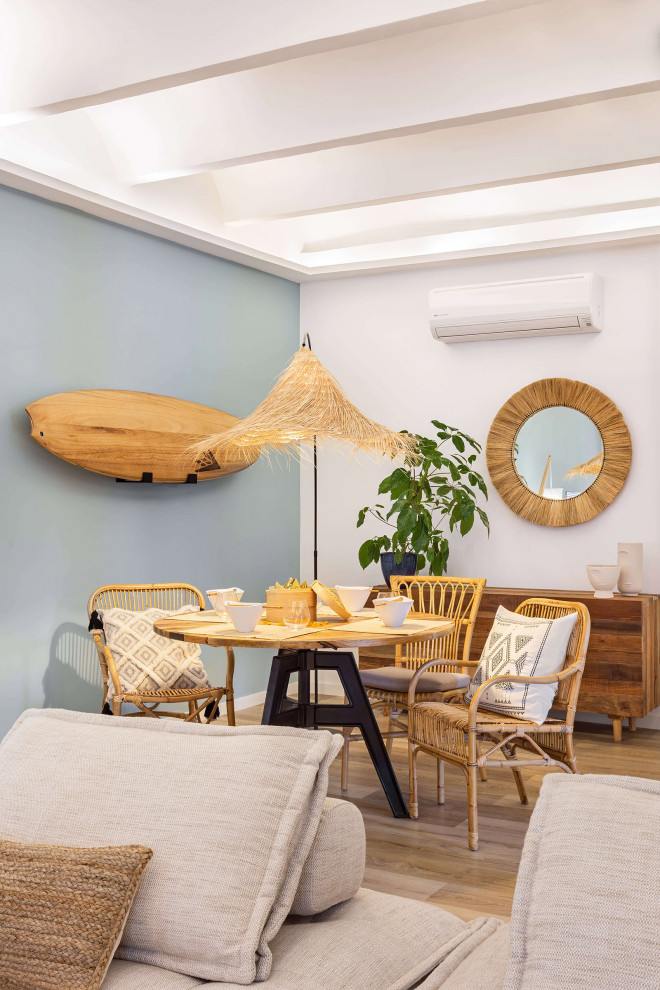На фото: столовая в морском стиле с серыми стенами, паркетным полом среднего тона, коричневым полом и балками на потолке